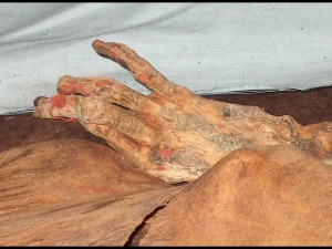 Mano de la momia de la Dama de Cao; se pueden apreciar los tatuajes.