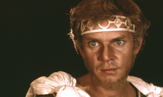 Malcolm McDowell en el papel de Calígula