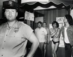 Redada en Stonewall Inn contra homosexuales en Nueva York, 1969