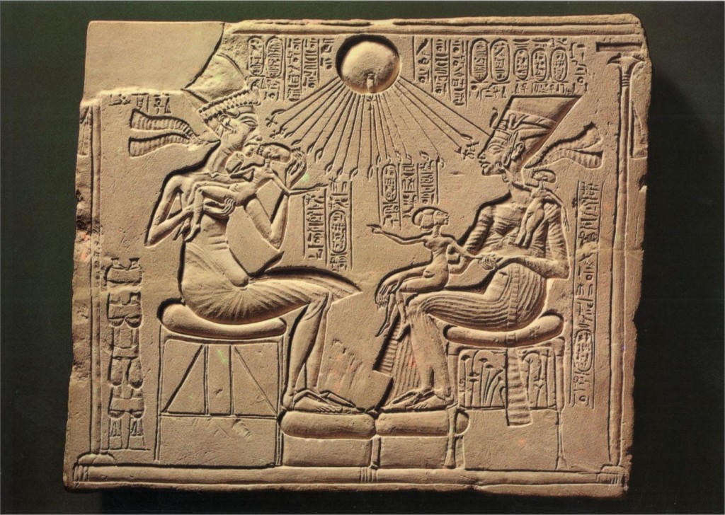 Akenatón representado con su familia bajo el dios Atón
