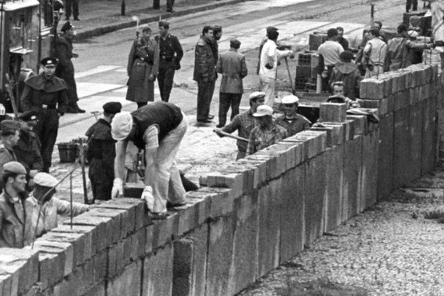 Resultado de imagen para Fotos de comienza la construcciÃ³n del muro de BerlÃ­n